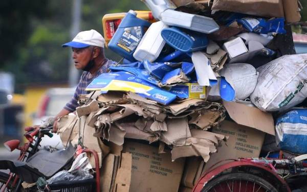 KUALA TERENGGANU, 28 Mac -- Ariffin Ismail, 75, mengerahkan kudrat mencari rezeki dengan mengutip barangan terbuang menggunakan becanya ketika tinjauan fotoBernama di sini hari ini.
Menjadi rutin harian, bermula jam 10 pagi Ariffin mengayuh beca untuk mengutip kotak lama, plastik dan tin minuman terbuang sekitar Manir hingga ke Jalan Pulau Musang.
Menurutnya, dia mampu memperolehi antara RM10 hingga RM25 hasil jualan barangan terpakai ini sehari. Namun bergantung hasil yang diperolehi.
--fotoBERNAMA (2022) HAK CIPTA TERPELIHARA