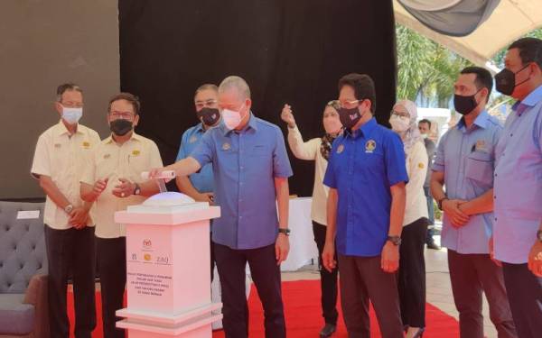 Fadillah (empat dari kanan) menyempurnakan simbolik pada Majlis Penyerahan dan Perasmian Projek Menaik Taraf FR05 di Dataran Tonggak 10 di sini pada Isnin.