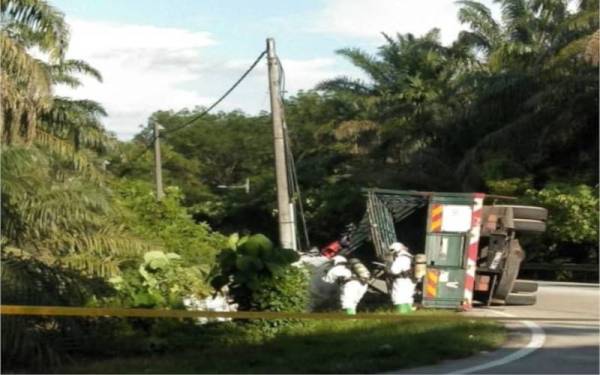 Pasukan bomba sedang menjalankan pembersihan asid sulfurik yang tertumpah dalam kejadian sebuah lori terbalik di Bukit Mertajam, pada Isnin.