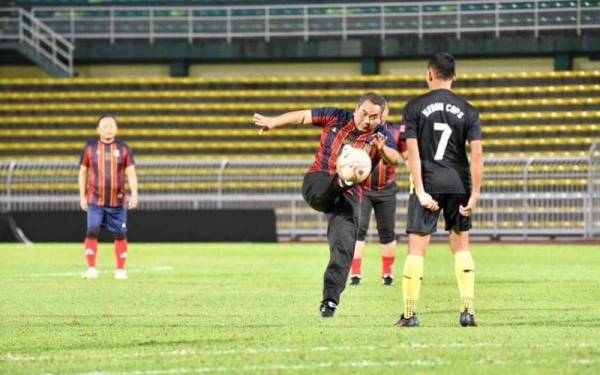 Percubaan voli jarak jauh Muhammad Sanusi terkena tiang gol pasukan veteran PDRM Kedah, namun pasukan veteran Menteri Besar Kedah tetap keluar sebagai pemenang dengan keputusan 1-0 di Stadium Darul Aman pada Ahad. - Foto UPDA