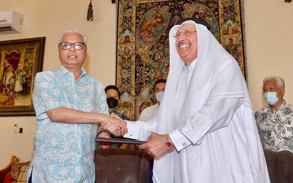 Ismail Sabri menerima surat komitmen untuk pelaburan berjumlah AS$360 juta daripada Pengerusi Agrico Qatar, Ahmed Hussain Al-Khalaf di Al Khor, Qatar pada Isnin. - Foto: Bernama