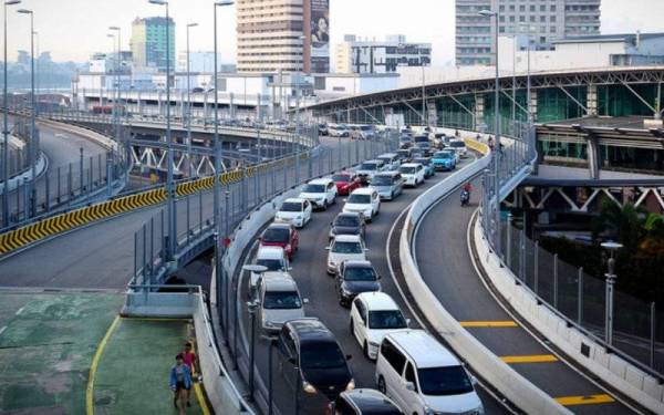 Semua kenderaan persendirian pendaftaran Singapura dikecualikan daripada caj jalan mulai 1 hingga 7 April ini bagi mengelak kesesakan berlaku di kedua-dua pintu masuk sempadan darat negara. - Foto Bernama