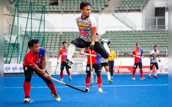 Antara aksi menarik perlawanan TNB menentang Maybank dalam separuh akhir kedua Piala TNB di Stadium Hoki Nasional Bukit Jalil. - Foto Malaysian Hockey Confederation