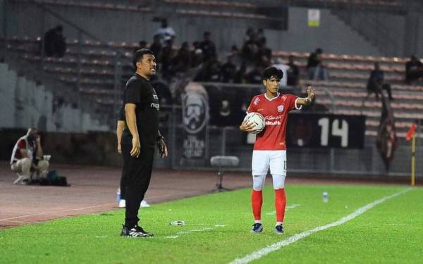 Syamsul ketika memberi arahan kepada pemain Kelantan United semasa perlawanan menentang PDRM FC di Stadium Bolasepak Kuala Lumpur.