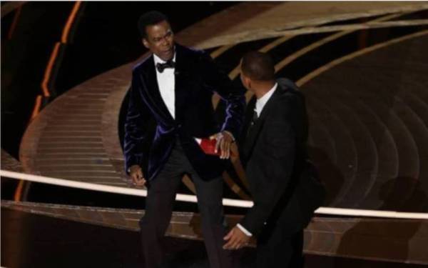 Reaksi Chris Rock (kiri) selepas ditampar Will Smith. Foto: Agensi
