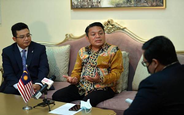 Mohd Tarid (tengah) bercakap bersama media Malaysia sempena lawatan rasmi Perdana Menteri, Datuk Seri Ismail Sabri Yaakob ke UAE pada Selasa. - Foto Bernama