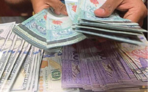 Ringgit dibuka rendah berbanding dolar AS pada Selasa. - Gambar hiasan