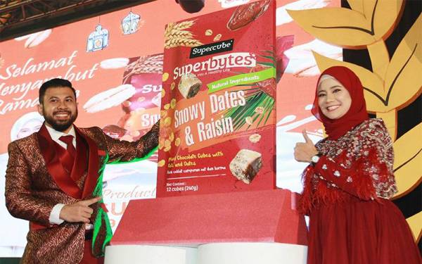 Pengasas Supercube International Sdn. Bhd, Hayfa Amira bersama suami yang juga Ketua Pegawai Eksekutif Supercube, Aizuddin Alif Yusof melancarkan produk baharu pada majlis Supercube Gala Dinner & Awards Night yang diadakan di Grand Dorsett, Subang.