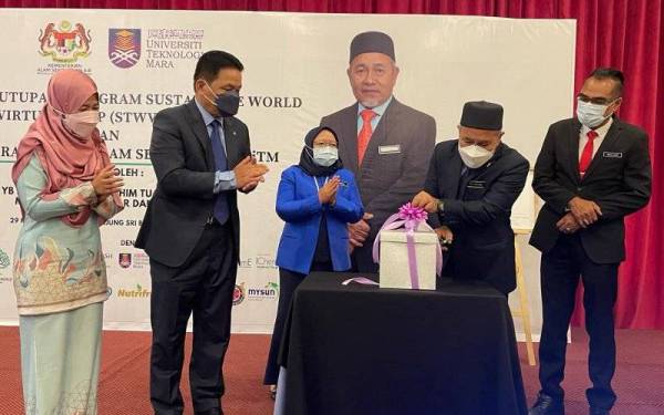 Tuan Ibrahim (dua dari kanan) merasmikan Majlis Penutup Program Sustain The World Virtual Camp 2022 (STWVC 2022) dan Majlis Pelancaran Rakan Alam Sekitar 2.0 di Dewan Sri Budiman UiTM Shah Alam, di sini pada Selasa.