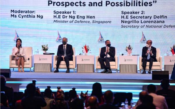 Menteri Kanan Pertahanan, Datuk Seri Hishammuddin Tun Hussein (dua dari kanan) bersama rakan sejawatannya dari Filipina Delfin N. Lorenzana (kanan) dan Singapura, Dr Ng Eng Hen (dua,kiri) ketika Forum Putrajaya 2022 Tanggungjawab bersama Serantau dalam Pameran Perkhidmatan Pertahanan Asia (DSA) dan Pameran Antarabangsa Keselamatan Kebangsaan (NATSEC) Asia 2022 di Pusat Pameran dan Perdagangan Antarabangsa Malaysia (MITEC), pada Selasa. - Foto Bernama 