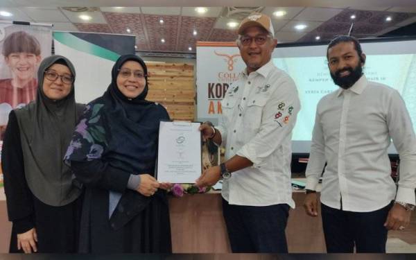 Dua dari kiri: Siti Sakinah dan Amirul Rahman selepas menandatangani MoU untuk menjayakan Kempen Ramadan Al Khair 10.0 di Seksyen 13, di sini pada Isnin.