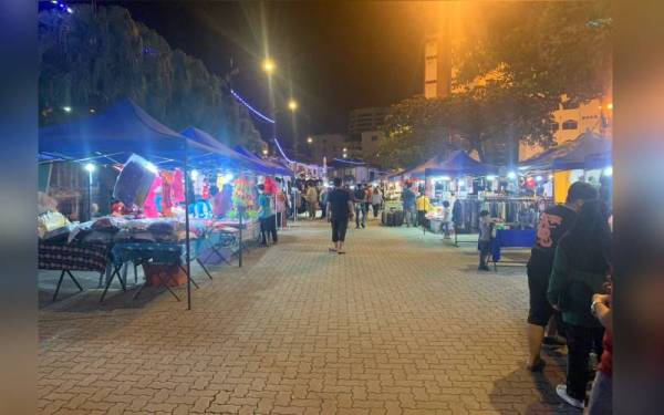 Keadaan di Bazar Karat, Johor Bahru yang kelihatan agak lengang berbanding ketika dibuka sebelum pandemik Covid-19.