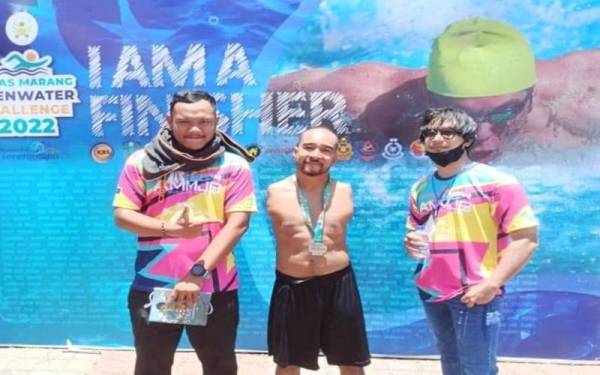 Muhammad Zhariff (tengah) selepas menamatkan acara acara renang laut terbuka Kapas - Marang Swimathon 2022 pada Sabtu lalu. FOTO: Facebook Zhariff Afandi