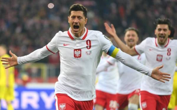 Lewandowski meraikan jaringannya ketika membantu Poland menewaskan Sweden 2-0 di Stadium Silesian, Chorzow, Poland. - Foto Reuters