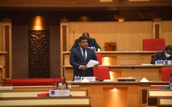 Khairul Shahril ketika sesi penggulungan Usul Menyembah Ucapan Tahniah Serta Menjunjung Kasih Atas Penzahiran Titah Diraja Duli Yang Maha Mulia Paduka Seri Sultan Perak Darul Ridzuan di Dewan Negeri pada Rabu.