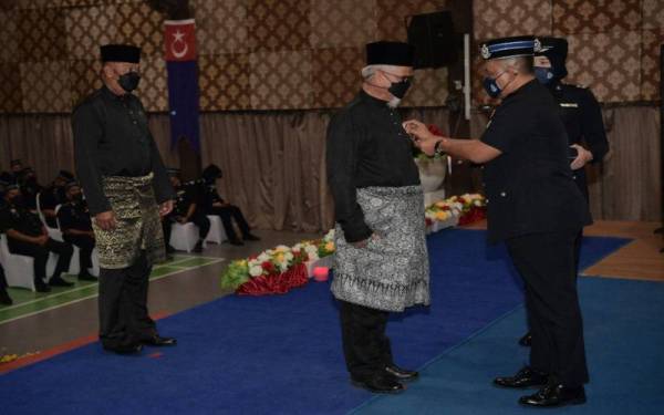 Kamarul Mamat (kanan) menyemat pingat kepada seorang penerima pada Istiadat Penganugerahan Pingat Jasa Pahlawan Negara Kontinjen Johor 2022 di Dewan Dato' Onn, IPK Johor, Johor Bahru, pada, Khamis