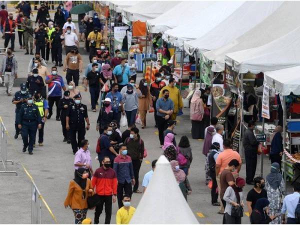 Sebanyak 2,817 tapak perniagaan bazar Ramadan dan Aidilfitri disediakan di 48 lokasi di Johor Bahru sempena Ramadan kali ini. - Gambar hiasan