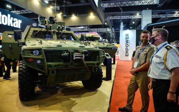 Kereta Perisai Kaya II 'Miner Resistant Personnel Carrier' dipamerkan pada pameran DSA dan NATSEC Asia 2022 di MITEC pada Rabu. - Foto Bernama