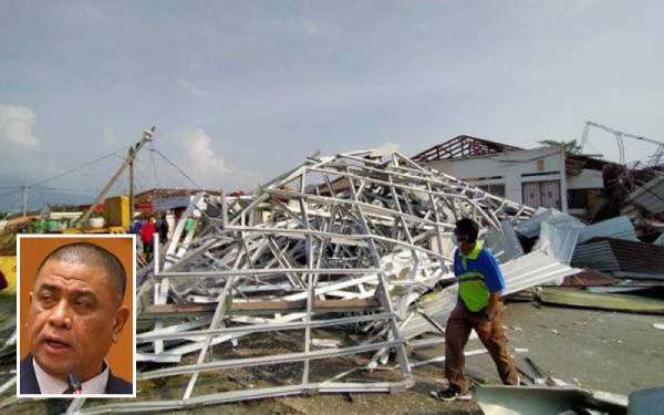 Rangka bumbung yang diterbangkan angin akibat kejadian ribut yang melanda kawasan Kampung Tawas, Ipoh pada 31 Januari lalu. Gambar kecil: Saarani