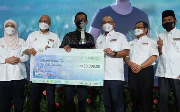 Ronald (tiga dari kanan) menyampaikan Anugerah Perdana Agro dan Anugerah Agro Biz kepada Shahrul Nizam (tiga dari kiri) pada majlis Pelancaran Jubli Emas 50 Tahun Nafas yang diadakan di Ibu Pejabat Nafas pada Rabu. -Foto/Sinar Harian: ROSLI TALIB