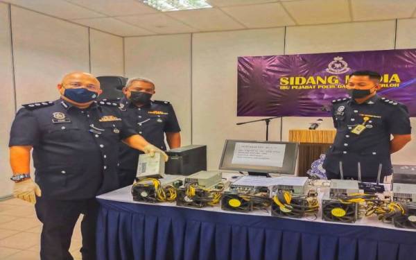 Mohd Azhar (kiri) dalam sidang akhbar di IPD Temerloh pada Rabu susulan polis memberkas dua lelaki dan menumpaskan kegiatan bitcoin di Temerloh. 