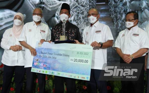 Md Zabidi (tengah) menerima Anugerah Premier Pertubuhan Peladang pada majlis Pelancaran Jubli Emas 50 Tahun Pertubuhan Peladang Kebangsaan (Nafas) yang diadakan di Ibu Pejabat Nafas. - Foto Sinar Harian ROSLI TALIB