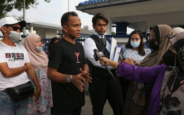 Yuseri bersama peguam pemerhatinya membuat sidang media di luar IPD Seremban.