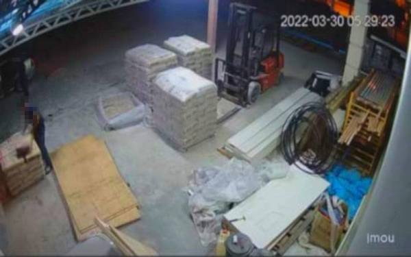 Rakaman CCTV kepunyaan pemilik sebuah kedai menjual perkakasan rumah di Kampung Parit Limbat, Pasir Tumboh, Kota Bharu yang hilang beberapa kampit simen dipercayai dicuri pada Rabu. Foto: Ihsan pembaca