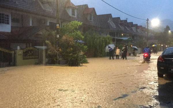 Hujan lebat menyebabkan lebih 30 rumah di Jalan Mulia, Bukit Antarabangsa, Ampang terjejas akibat banjir kilat pada Rabu.