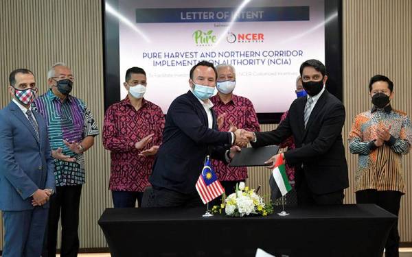 Ismail Sabri ketika menyaksikan perjanjian persefahaman antara Northen Corridor Implementation Authority (NCIA), Ketua Pegawai Eksekutif, Mohamad Haris Kader Sultan bersama Pure Harvest Smart Farms, Ltd, C0-Founder and Chief Executif Officer Sky Kurtz (kanan) di Ekspo 2020 Dubai pada Rabu. - Foto Bernama