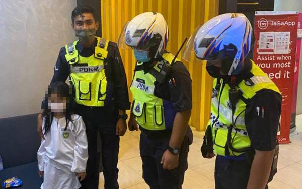 Murid Tahun Dua yang ditemui di pondok pengawal sebuah kondominium sebelum dibawa ke Ibu Pejabat Polis Daerah Cheras pada Rabu.