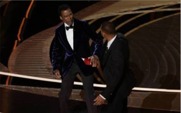 Reaksi Chris Rock (kiri) selepas ditampar Will Smith. - Foto Agensi
