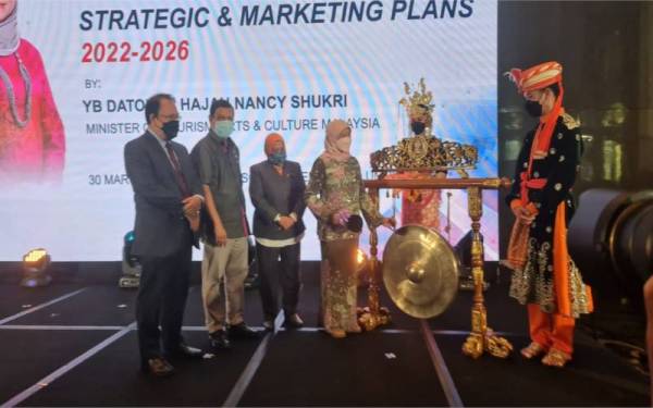 Nancy (empat dari kiri) diiringi Ketua Pengarah Tourism Malaysia, Zainuddin Wahab (tiga dari kiri) bersama wakil penggiat industri pelancongan ketika melancarkan Pelan Strategik dan Pemasaran 2022-2026 Tourism Malaysia, pada Rabu.