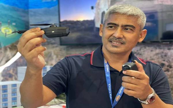 Masri Muhammad menunjukkan dron Nano UAV kepada media ketika ditemui di Pameran DSA dan Natsec 2022.