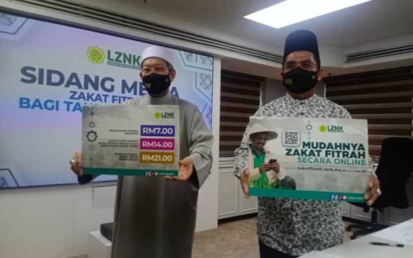 Fadzil (kiri) dan Zakaria selepas sidang akhbar di Menara Zakat, Alor Setar pada Khamis.