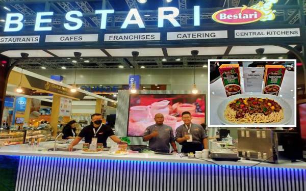 Bestari turut menampilkan beberapa cef di pameran FHM 2022 untuk memasak sampel makanan dengan menggunakan produk Bestari kepada pengunjung. (Gambar kecil: Kari pasta merupakan antara sampel makanan yang dimasak sebagai mempromosikan produk baharu mereka, Pra-Campuran Serbuk Kari Segera Bestari.)