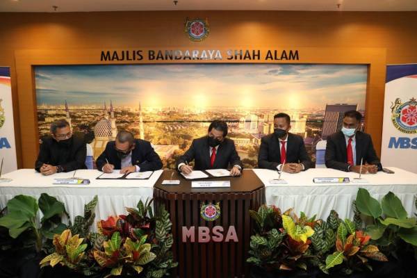 Majlis menandatangani MoU disempurnakan Datuk Bandar Shah Alam, Datuk Zamani Ahmad Mansor (tengah) dan Pengarah Jabatan Kerja Raya (JKR) Selangor, Ir Lokman Nasir (dua kiri).