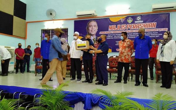 Saarani menyampaikan sumbangan kepada penerima Majlis Perasmian Program Tanggungjawab Sosial Korporat (CSR) Bantuan Persekolahan dan Orang Kurang Upaya Oleh Kelompok-Kelompok Padang Ragut Daerah Perak Tengah dan JPV Perak 2021 di Dewan Dato' Ahmad Hambal, Bota Kanan, di sini pada Rabu.