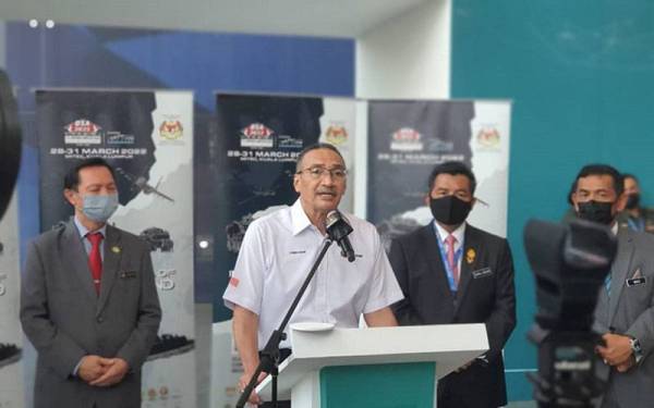 Hishammuddin ketika berucap semasa majlis penghargaan dan pengumuman Pameran Perkhidmatan Pertahanan Asia (DSA) dan Pameran Keselamatan Kebangsaan (Natsec) Asia 2022 pada Khamis.