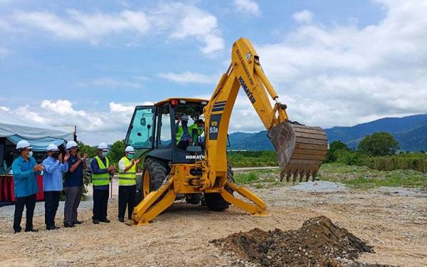 Mohd Zolkafly mengendalikan jengkaut sebagai gimik pecah tanah projek penyambungan Jalan Utama Meru Raya-Klebang di Jalan Lebuh Klebang Putra di sini pada Khamis.