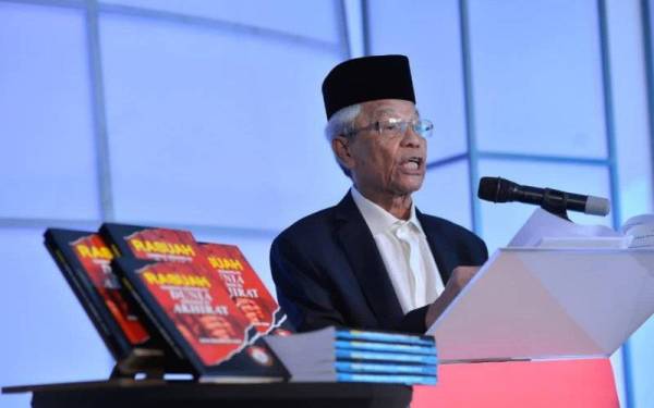 Penulis buku Rasuah Nampak Senang Di Dunia, Sengkek Di Akhirat, Datuk Mohamad Din Yusoh ketika berucap pada pembukaan Forum Khas bertajuk 'Rasuah Nampak Senang Di Dunia, Sengkek Di Akhirat' anjuran Sinar Harian pada Khamis.