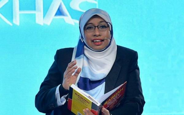 Ketua Pegawai Eksekutif #RasuahBusters, Nurhayati Nordin ketika menjadi panelis Forum Khas bertajuk 'Rasuah Nampak Senang Di Dunia, Sengkek Di Akhirat' anjuran Sinar Harian pada Khamis.