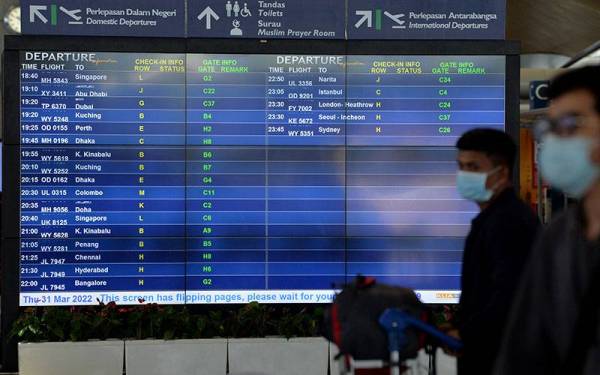 Sebahagian daripada jadual penerbangan yang akan berlepas dari Lapangan Terbang Antarabangsa Kuala Lumpur ketika tinjauan hari ini. - Foto Bernama