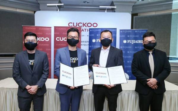 Dari kiri: Ketua Pegawai Hasil Antarabangsa Cuckoo,Mak Wai Hoong; Pengasas dan Ketua Pegawai Eksekutif Cuckoo, Kian Choon; Pengarah Urusan Fujiaire Global Sdn Bhd, Wong See Wei dan Pengarah Fujiaire Global Sdn Bhd, Tan Boon Eng ketika MoA antara Cuckoo dan Fujiaire.