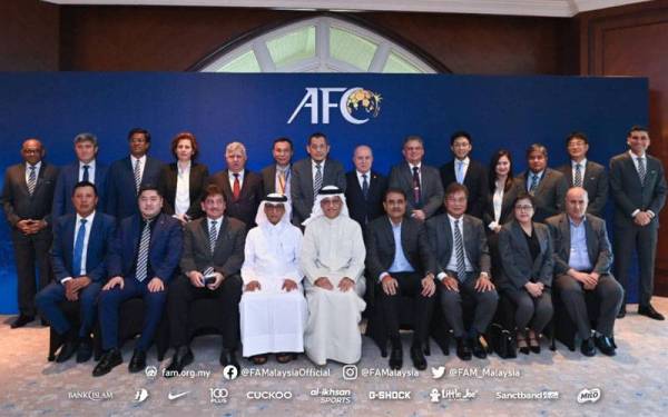 Hamidin (tengah, barisan belakang) bersama kepimpinan AFC yang bermesyuarat di Doha. - Foto FAM