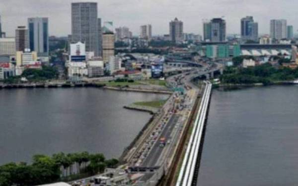 Ketibaan pelancong kebanyakannya adalah dari Singapura yang masuk melalui pintu masuk antarabangsa menggunakan jalan udara dan darat.- Gambar hiasan