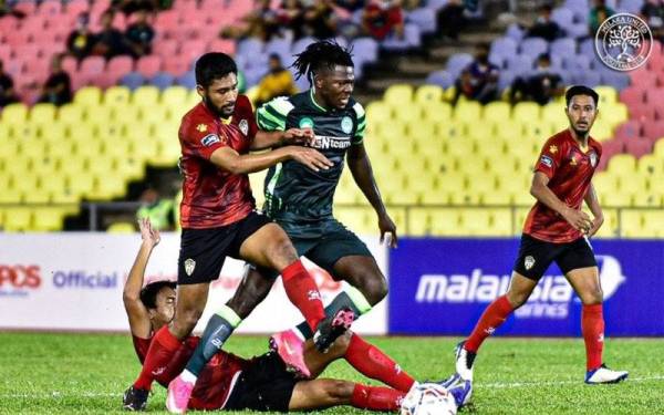 Ifedayo Olusegun diasak para pemain PIB FC dalam aksi Piala FA di Stadium Hang Jebat Paya Rumput, pada Khamis. - Foto Melaka United Football Club