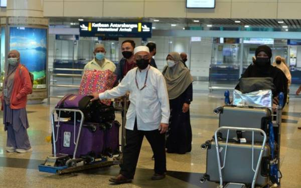 Pesawat Saudia Airline (SV0840) membawa pulang jemaah umrah Malaysia dari Jeddah merupakan penerbangan antarabangsa pertama yang tiba di Lapangan Terbang Antarabangsa Kuala Lumpur (KLIA) kira-kira jam1 pagi pada Jumaat. - Foto Bernama