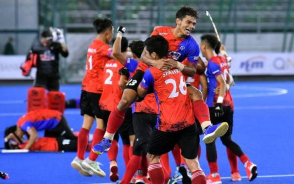 Pemain pasukan TNB meraikan kejayaan selepas menewaskan pasukan THT 3-2 pada perlawanan akhir Piala TNB 2022 di Stadium Hoki Nasional Bukit Jalil malam Khamis. - Foto Bernama