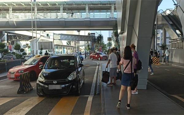 Keadaan di JB Sentral kembali meriah dengan warga Malaysia yang kembali semula ke tanah air sempena pembukaan sempadan Malaysia-Singapura, pada Jumaat.